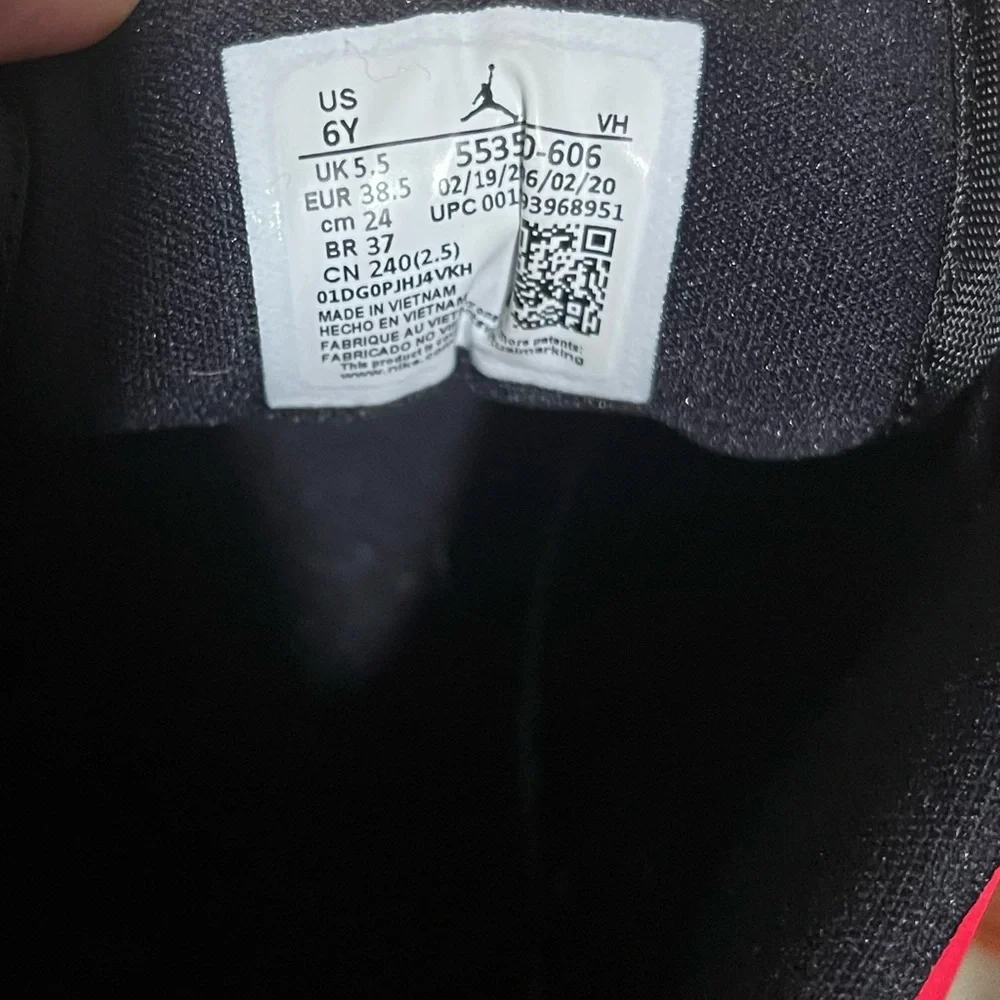 Nike Black‎ and Red Athletic Shoes